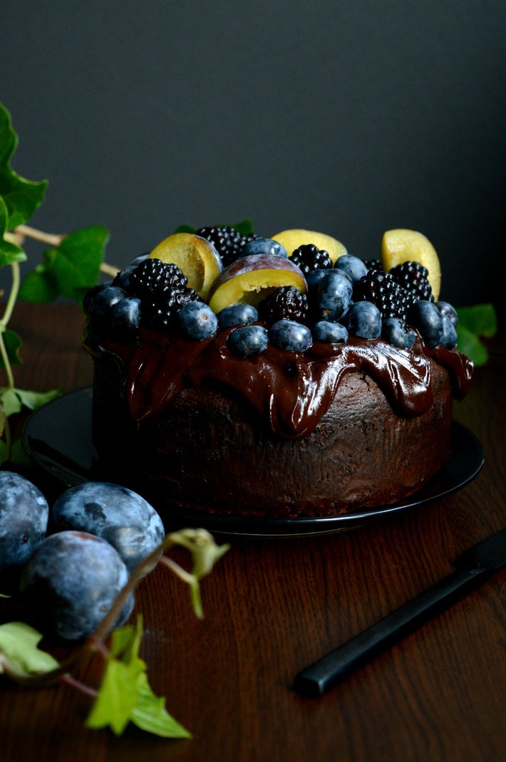 Schokoladenkuchen mit schwarzen Früchten